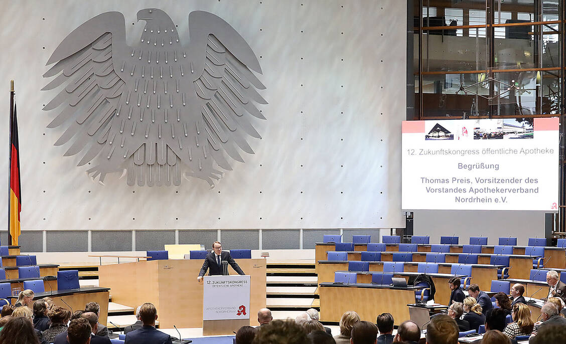 Zukunftsdiskussion in historischem Ambiente: der Apothekerverband Nordrhein hatte zum 12. Zukunftskongress öffentliche Apotheke in den Plenarsaal des ehemaligen Deutschen Bundestags in Bonn eingeladen. / Foto: AVNR/Alois Müller