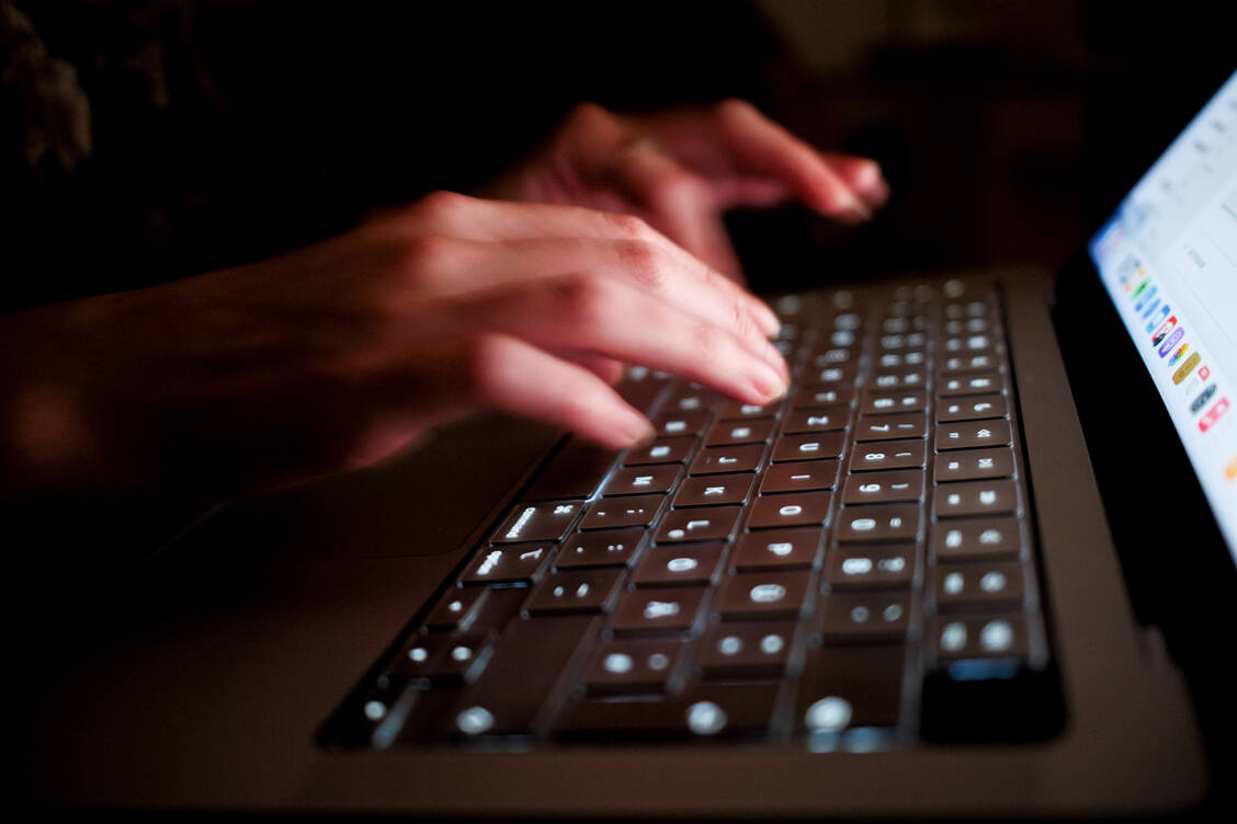 Die mit der EU-Fälschungsrichtlinie verbundene Hoffnung, illegale Angebote im Internet durch die im Online-Versandhandel obligatorisch gewordenen Sicherheitsmerkmale zurückzudrängen, hat sich laut der Studie nicht erfüllt. / © IMAGO/Connect Images