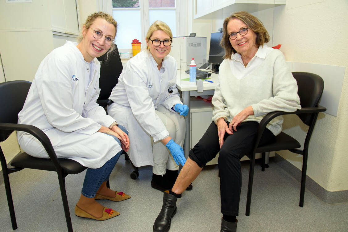 Mit Nemolizumab konnte der Prurigo-nodularis-Patientin Elke Schmalenbach (rechts) nach Jahren quälenden Juckreizes im Rahmen der Zulassungsstudie für Nemolizumab geholfen werden. Prof. Sonja Ständer (Mitte) und Privatdozentin Dr. Claudia Zeidler (links) haben laut Uniklinik Münster mit ihrer Forschung maßgeblich dazu beigetragen. / © UK Münster