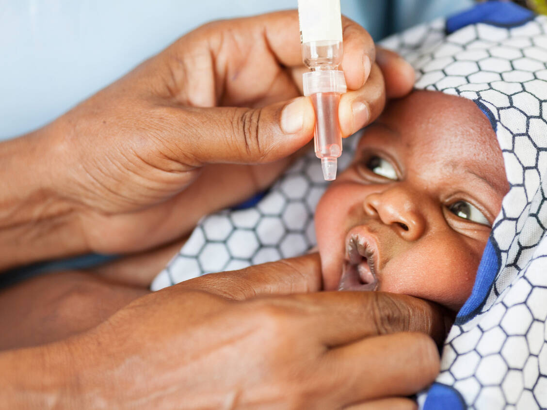 Die Schluckimpfung gegen Polio gehört im Gegensatz zur Spritze zu den Lebendimpfstoff. Sie ruft zwar eine robuste Immunantwort hervor. Der Nachteil ist, dass die Geimpften replizierfähige Impfviren ausscheiden, die in seltenen Fällen Infektionen bei anderen Menschen hervorrufen können. / Foto: Getty Images/ranplett