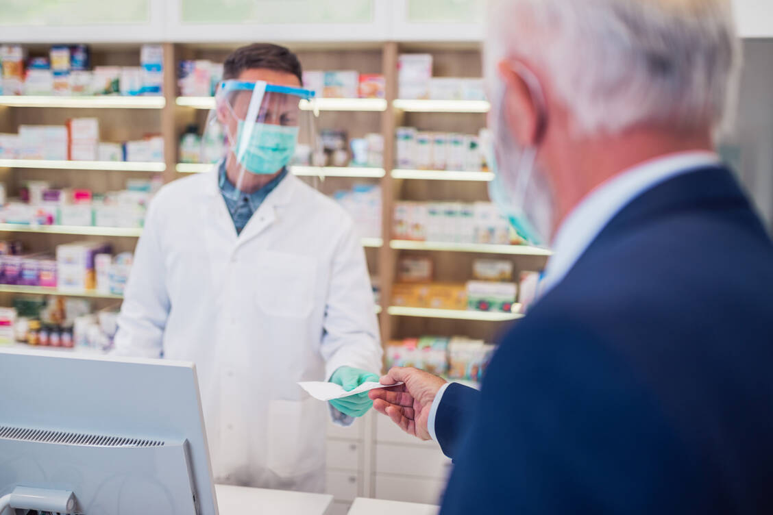 Mit einem Berechtigungsschein sollen Senioren und Risikopatienten künftig Masken aus der Apotheke erhalten. Allerdings gilt diese Regelung erst ab Januar. Im Dezember müssen die Apotheker entscheiden, wer anspruchsberechtigt ist und die ersten drei Masken erhält. / Foto: AdobeStock/hedgehog94
