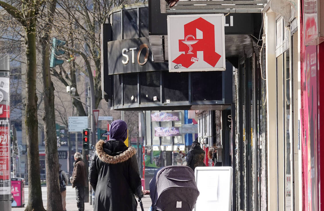 Hamburg hat äußerst vielfältige Quartiere (wie hier auf der Reeperbahn) und auch die medizinische Versorgung ist äußerst inhomogen. Hier können Stadtteil-Apotheken helfen. / Foto: imago images/Nikita