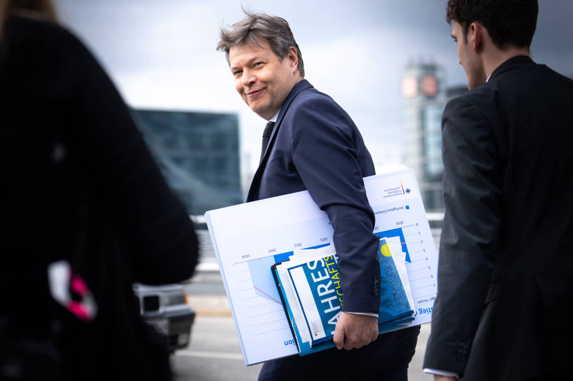 Bundeswirtschaftsminister Robert Habeck heute bei der Vorstellung des Jahreswirtschaftsberichts. / Foto: Imago Images/Political-Moments