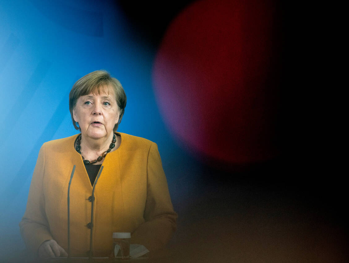 Sie übernehme die volle Verantwortung für die Verunsicherung, sagte Merkel heute in Berlin. Letztlich sei die Idee der Osterruhe »mit bester Absicht« entworfen worden, aber de facto nicht umsetzbar. / Foto: picture alliance / ASSOCIATED PRESS