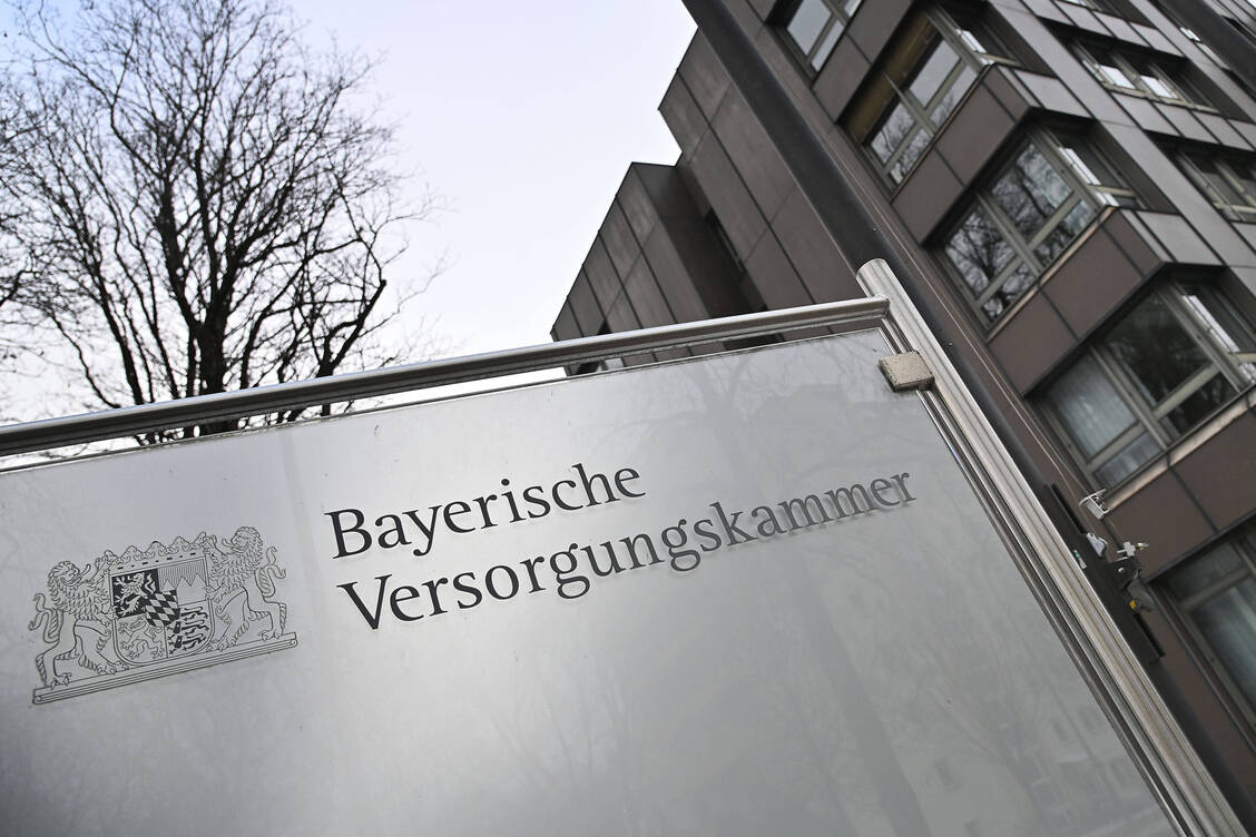 Die Bayerische Versorgungskammer ist für die Altersversorgung mehrerer selbstständiger Berufe zuständig. Dazu zählen etwa neben Apothekerinnen und Apothekern auch Anwältinnen und Anwälte sowie Ärztinnen und Ärzte. / © Imago/Sven Simon