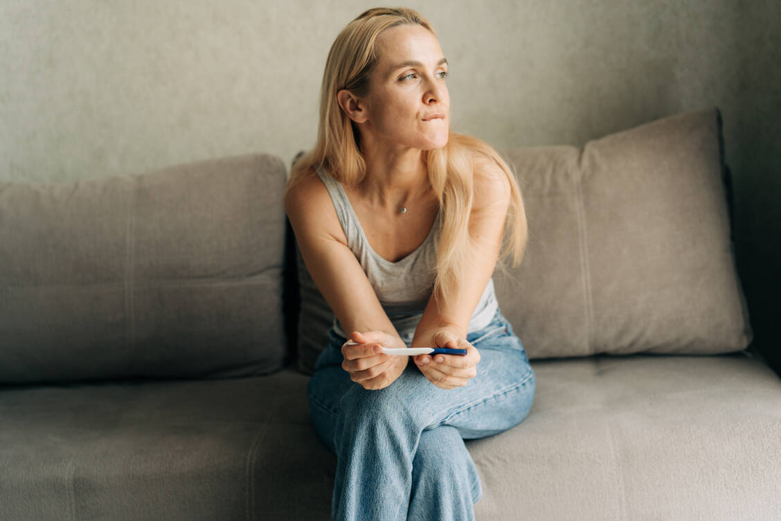 Je später Frau versucht, schwanger zu werden, desto größer ist das Risiko für eine altersbedingte Unfruchtbarkeit. / © Getty Images/ilona titova
