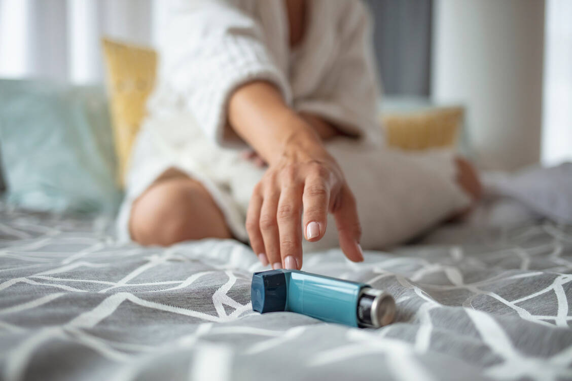 Bei der Anwendung von Inhalatoren kommt es häufig zu Anwendungsfehlern. Daher sollten Patienten bevorzugt bei einem System bleiben, mit dem sie gut zurecht kommen. / Foto: Getty Images/dragana991