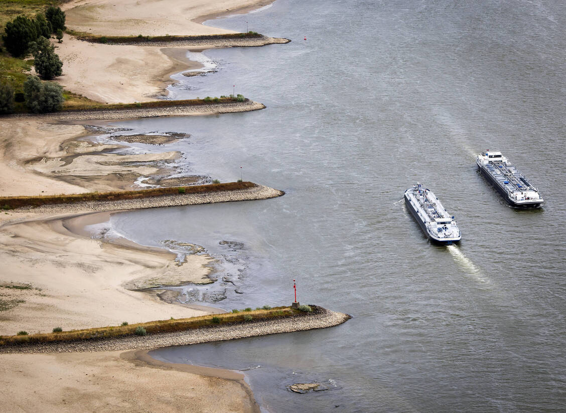 Frachtschiffe bei Niedrigwasser auf dem Rhein.  / © Imago/ANP