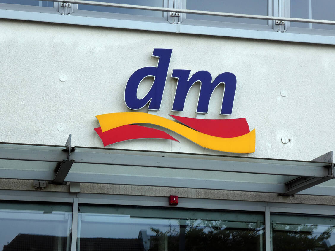 In einigen dm-Filialen werden seit gut einem Jahr Gesundheitsdienstleistungen angeboten. Gegen das Augenscreening geht die Wettbewerbszentrale vor. Heute will das Landgericht Karlsruhe in der Sache verhandeln. / © Imago/Horst Galuschka