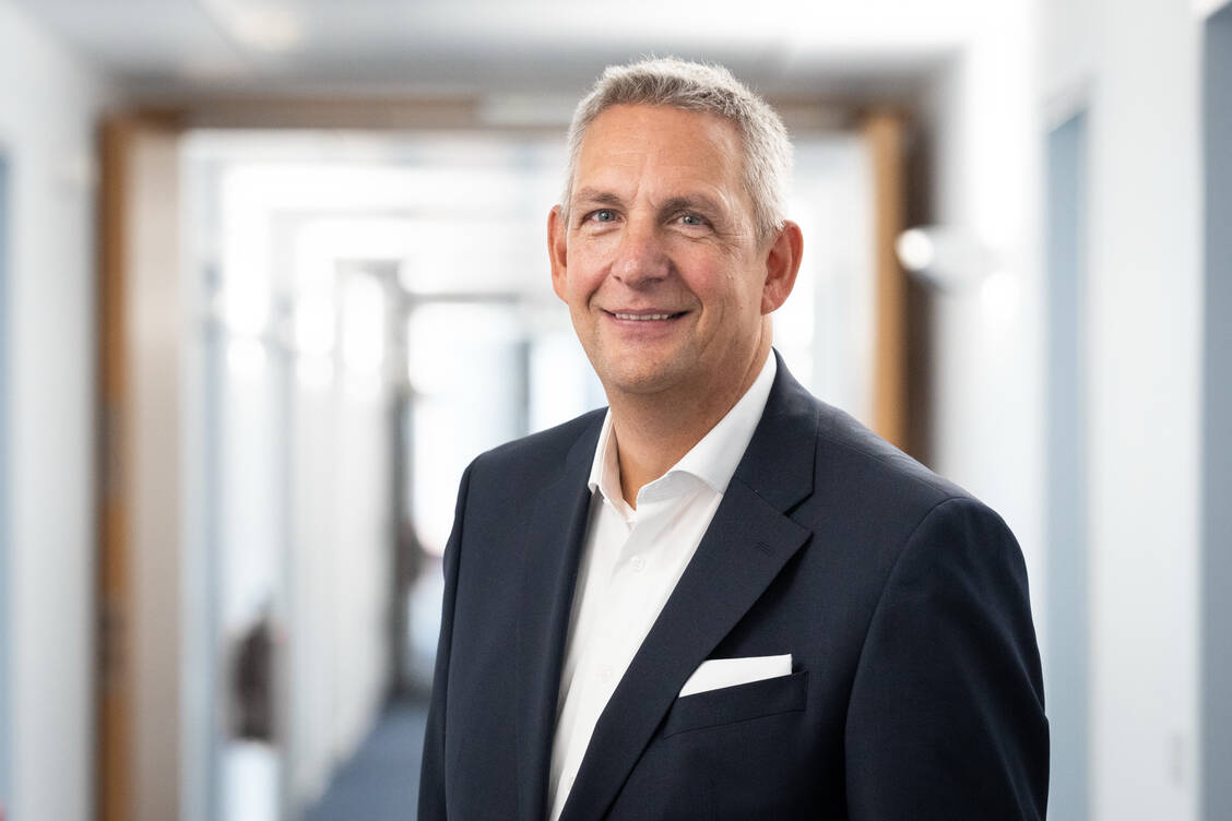 Die Innovationskraft der industriellen Gesundheitswirtschaft könne einen Weg aus der Krise weisen, dafür müsse die Bundesregierung aber auch liefern, so der BVMed-Vorstandsvorsitzende Mark Jalaß. / © Tina Eichner