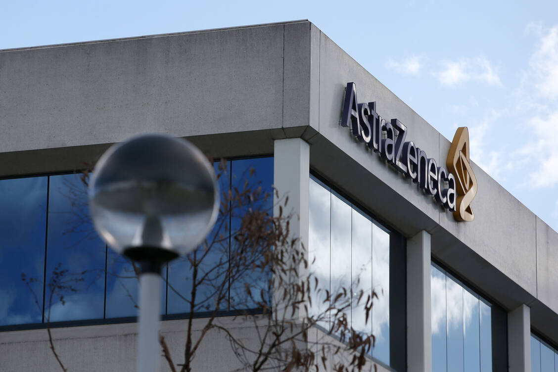 Der britisch-schwedische Pharma-Konzern Astra-Zeneca hat aufgrund der Covid-19-Impfstoffe knapp vier Milliarden Dollar (rund 3,5 Milliarden Euro) eingenommen. / Foto: Lisa Maree Williams/Getty Images