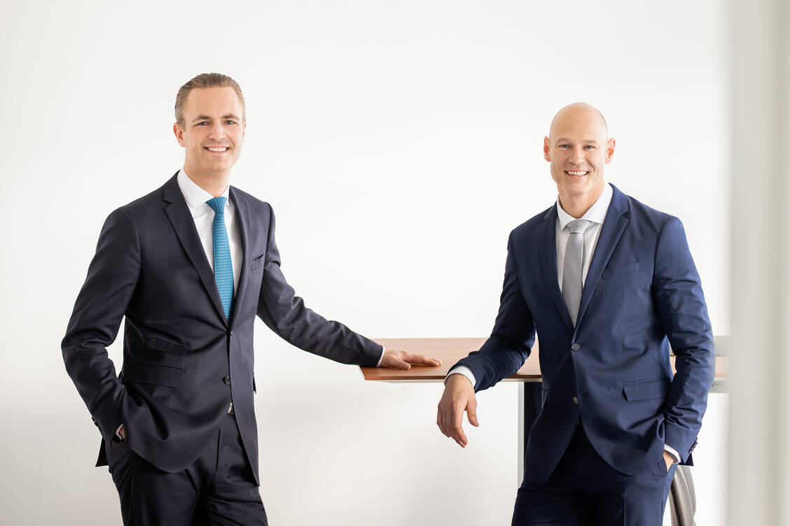 Philipp Siebelt und Tammo Arndt (rechts), die beiden Vorstände der ARZ Haan AG, freuen sich über ein zweistelliges Millionenergebnis. / Foto: Christian Schlueter, Essen