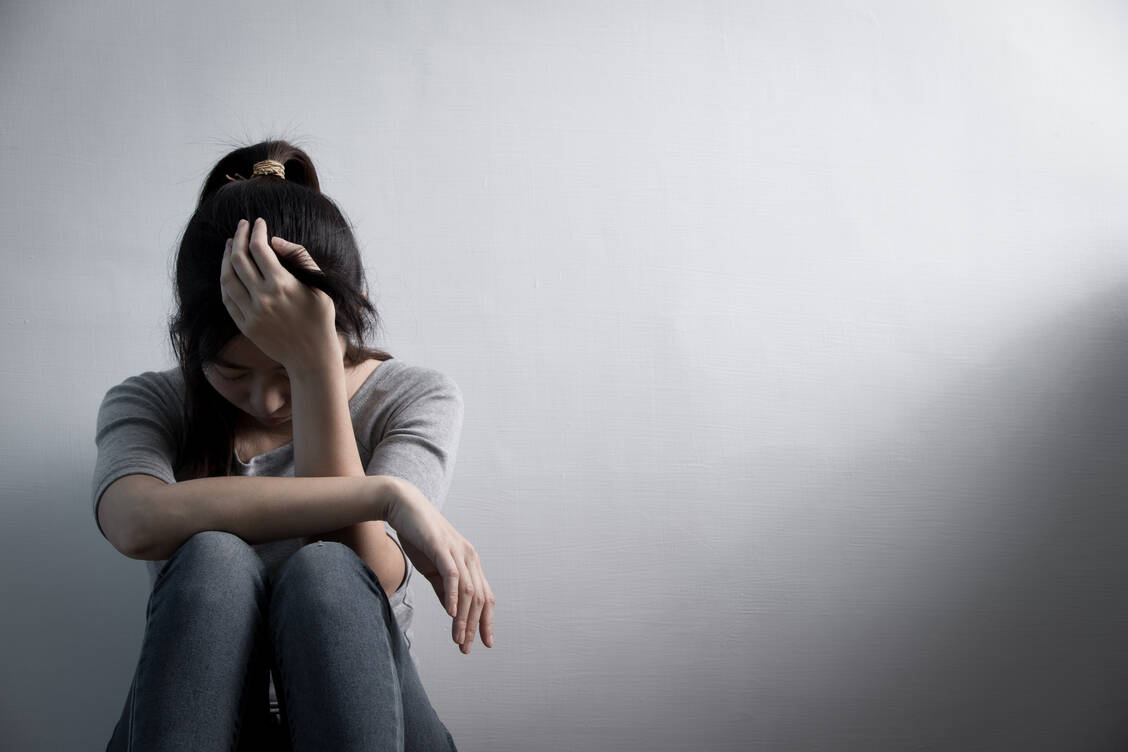 In einer kleinen Pilotstudie konnte ein Probiotikum mit zwei Bakterienspezies depressive Symptome lindern. / Foto: Shutterstock/aslysun