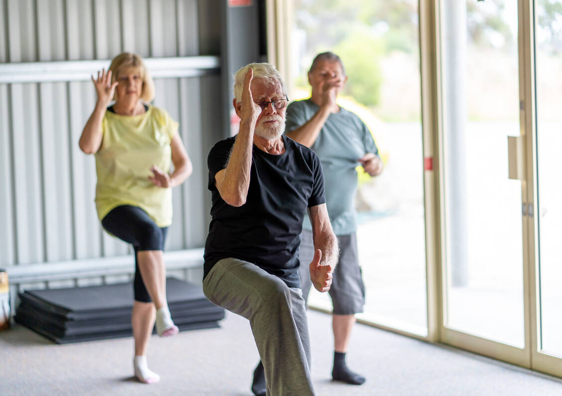 Um körperlich fit zu bleiben, eignen sich für Patienten mit Herzinsuffizienz insbesondere Tai-Chi und Yoga. / Foto: Adobe Stock/SB Arts Media