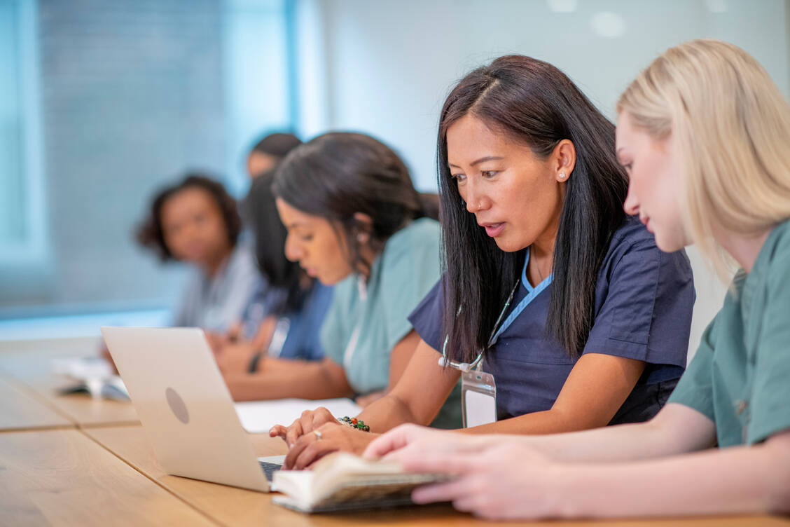 Der Traum wohl eines jeden Medizin- (und Pharmazie-)Studierenden: Künstliche Intelligenz, die hilft, die kniffligen Examens-Fragen zu beantworten. / Foto: Getty Images/FatCamera
