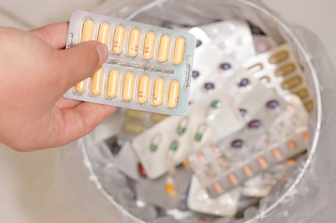 Es reicht meist, alte Medikamente über den Hausmüll zu entsorgen. Da dieser verbrannt wird, bleiben keine Arzneimittel-Rückstände in der Umwelt. / Foto: Fotolia/TR Design