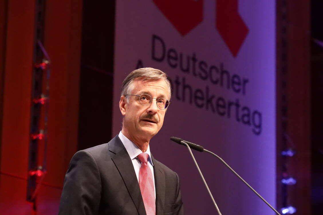 Die ABDA stehe vor großen Herausforderungen, bekräftigte Hauptgeschäftsführer Sebastian Schmitz in seiner Rede beim Deutschen Apothekertag in Düsseldorf.  / Foto: PZ/Alois Müller