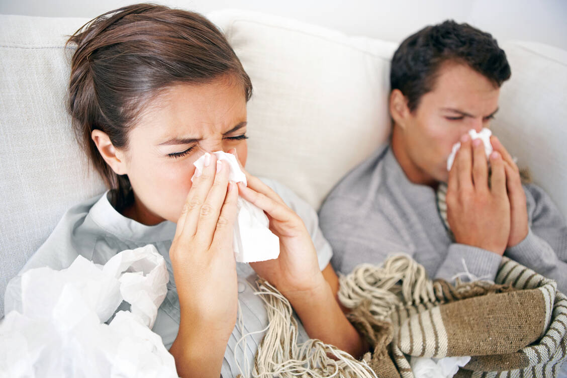 Ob Bakterien und Viren krank machen, hängt von vielen Faktoren ab. Längst nicht jeder Kontakt mit Rhinoviren löst Schnupfen aus. / Foto: iStock/Squaredpixels