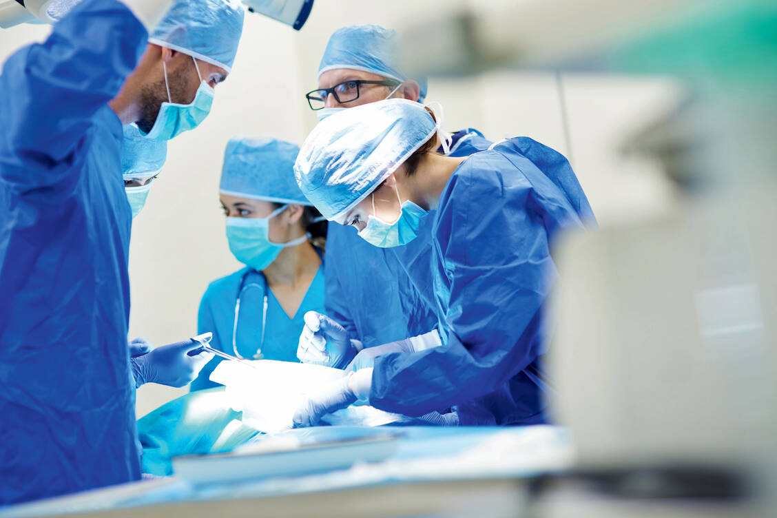 Kurz vor einer Operation bekommen die meisten Patienten ein Antibiotikum – aber nur einmal. Man spricht von perioperativer Prophylaxe. / Foto: Fotolia/Gpoint Studio