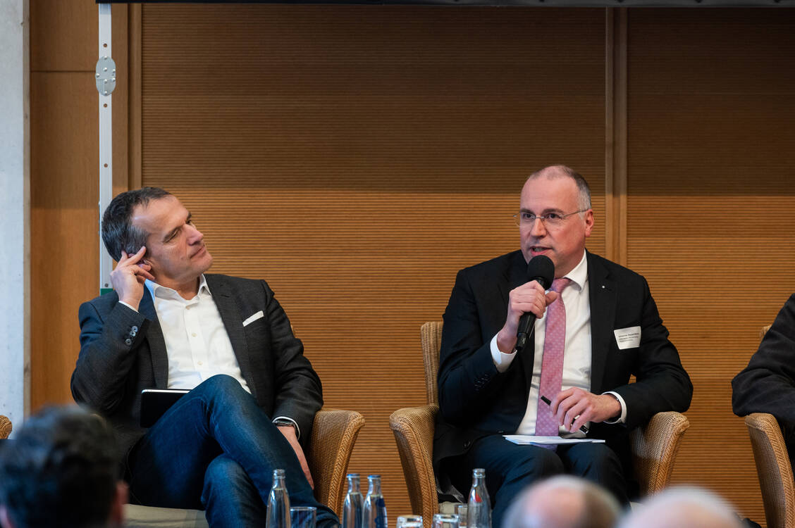 Bei der Berliner Runde des BAH diskutierte Bauernfeind (rechts) erst am vergangenen Mittwoch mit dem CDU-Bundestagsabgeordneten Michael Hennrich über das Thema Lieferengpässe.  / Foto: PZ/Schnitger