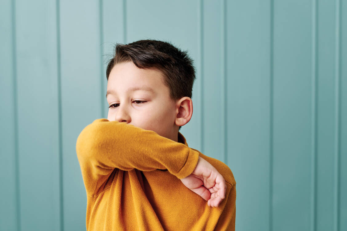 Kaum eines der jüngeren Kindern schafft es, sich permanent an die Abstands- und Hygieneregeln zu halten. Das wäre wohl auch zu viel verlangt, schließlich schaffen es viele Erwachsene auch nicht. / Foto: Getty Images/pinstock
