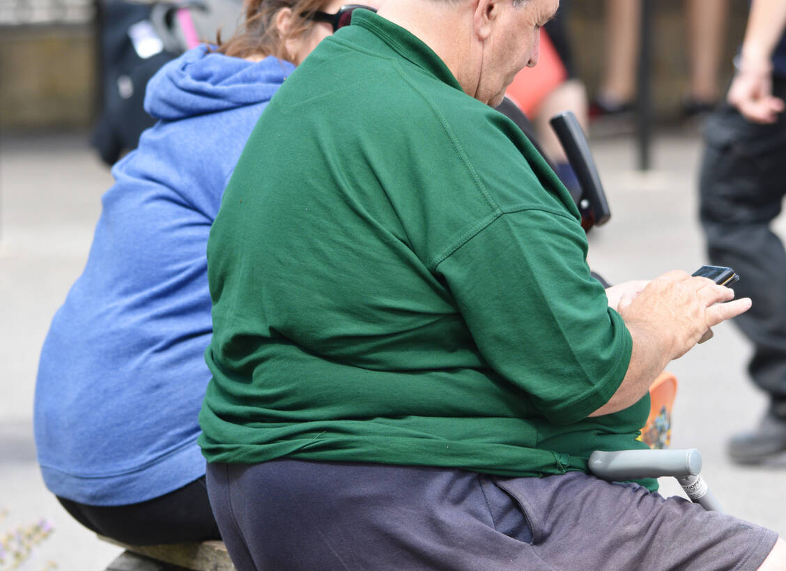 Adipöse Menschen haben ein erhöhtes Risiko für schwere Covid-19-Verläufe, vor allem weil das viszerale Fett proinflammatorisch wirkt und zu einer gefährlichen Überreaktion des Immunsystems beitragen kann. / Foto: Shutterstock/Amani A