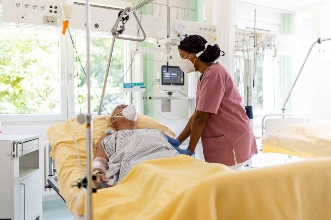 Covid-19, RSV und Grippe – Infektionskrankheiten haben das deutsche Gesundheitswesen in den vergangenen Jahren stark belastet. Im Jahr 2022 hatten 12 Prozent aller Krankenhauspatienten eine Infektion als Hauptdiagnose. / © Getty Images/Luis Alvarez