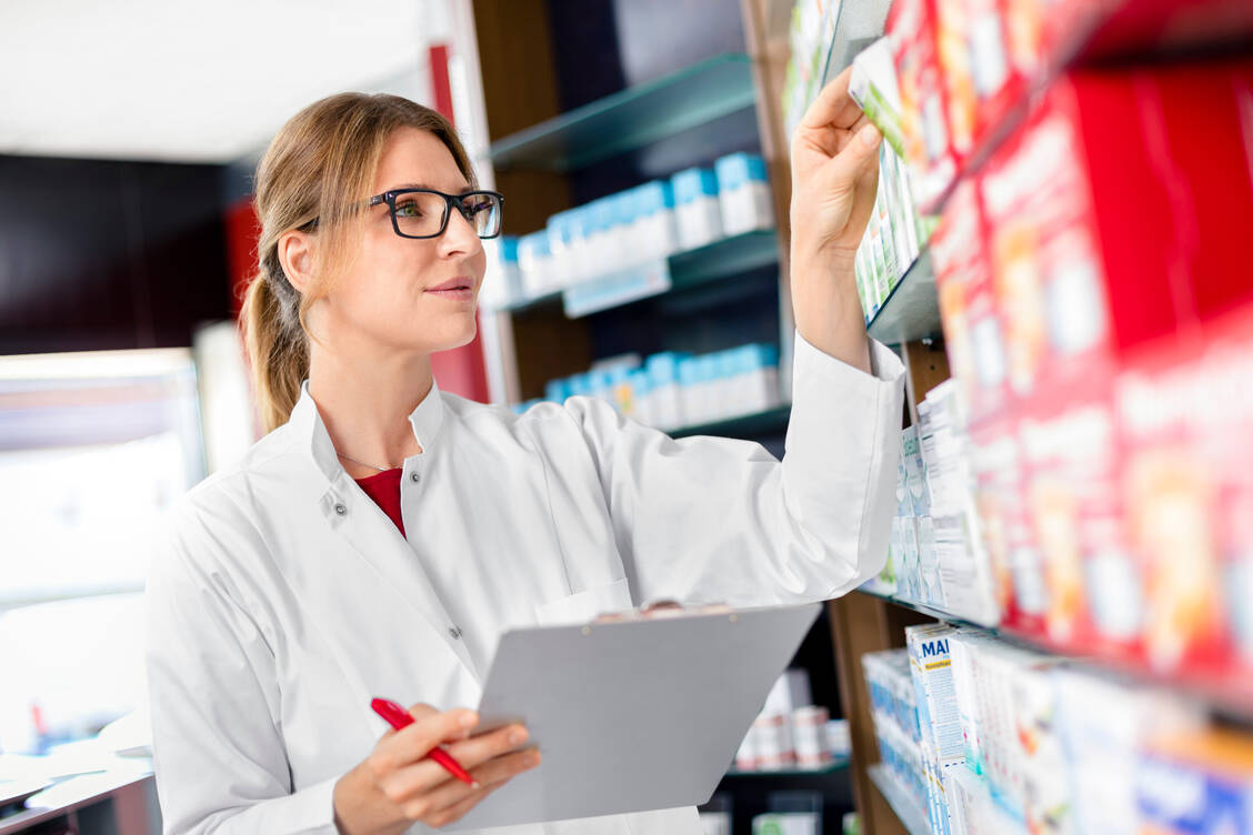 Mehrarbeit: Fällt die Mehrwertsteuer zum 1. Juli auf 16 Prozent, müssen die Apotheker Packungen mit einem neuen Preis versehen.  / Foto: ABDA