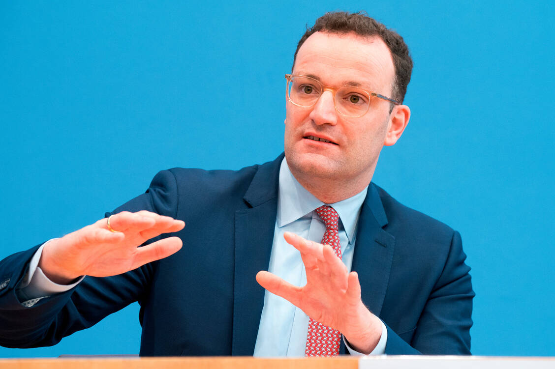 Da Geselligkeit die Ausbreitung des Coronavirus fördere, muss es laut Bundesgesundheitsminister Jens Spahn (CDU) Prioritäten bei möglichen Lockerungen der Corona-Maßnahmen geben. Volksfeste und Fußball mit Publikum gehörten nicht oben auf die Liste. / Foto: BMG/Thomas Ecke