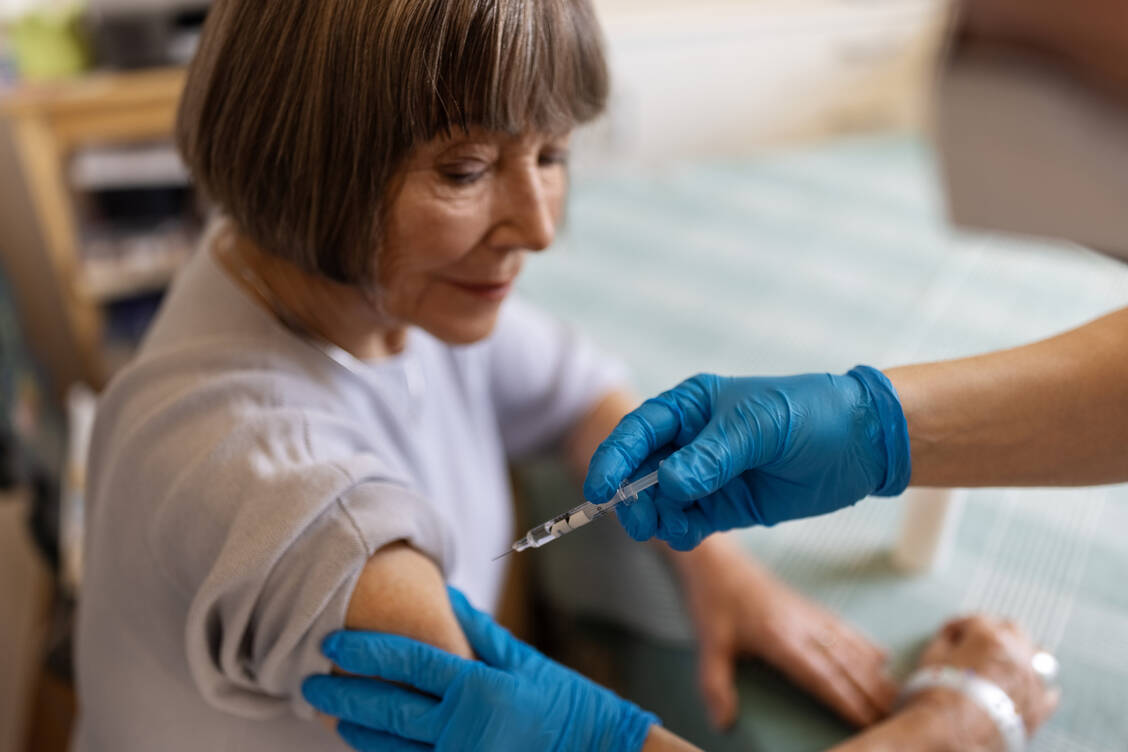 Der Hochdosis-Grippeimpfstoff enthält die vierfache Menge an Hämagglutinin-Antigen im Vergleich zum Standarddosis-Impfstoff. Die STIKO empfiehlt ihn für Menschen ab 60 Jahren. / © Getty Images/Luis Alvarez