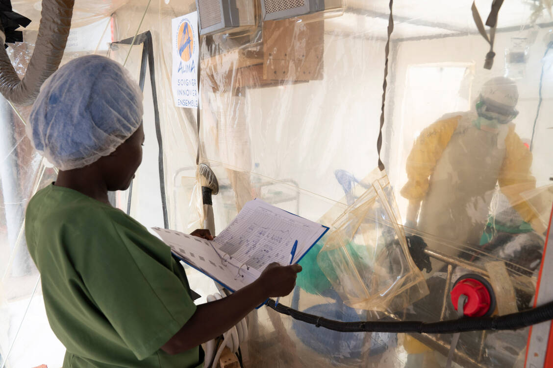 Der jetzt zugelassene Antikörper-Cocktail gegen Ebola konnte die Mortalität von 51 auf 34 Prozent senken. / Foto: WHO/Christopher Black