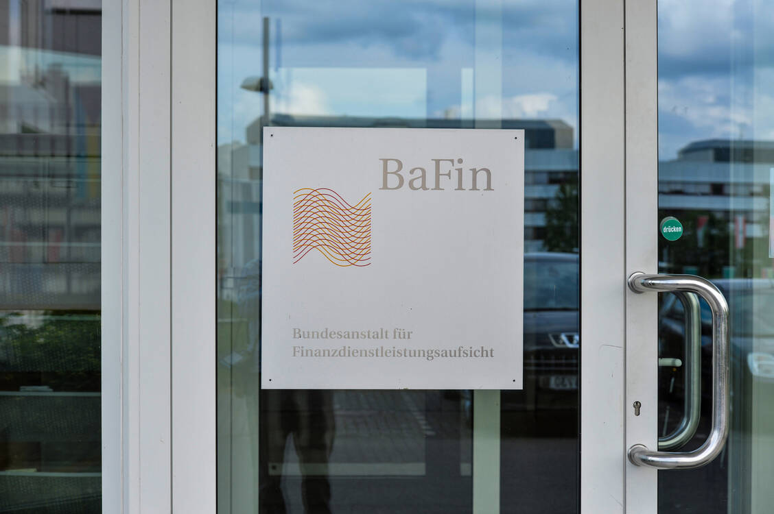 Die BaFin wusste laut Bundesfinanzministerium bereits seit einem Jahr von Unregelmäßigkeiten beim Apothekenrechenzentrum AvP. / Foto: picture alliance / Winfried Rothermel