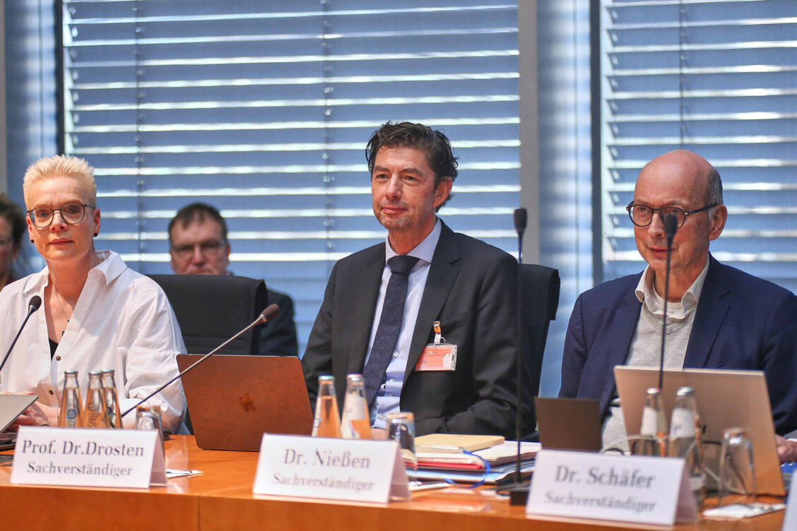 (v.l.n.r.) Kristina Böhm, Leiterin des Amtes für Gesundheit und Prävention in Dresden, Virologe Christian Drosten und Johannes Nießen, kommissarischer Leiter des Bundesinstituts für öffentliche Gesundheit (BIÖG). / © IMAGO/dts Nachrichtenagentur