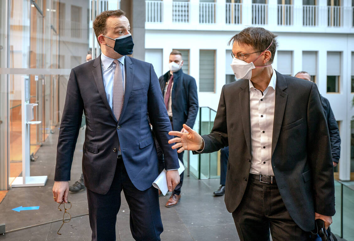Keine zuversichtlich stimmenden Nachrichten im Gepäck: SPD-Gesundheitsexperte Karl Lauterbach (r.) und Bundesgesundheitsminister Jens Spahn stimmten die Bevölkerung auf verschärfte Maßnahmen im Kampf gegen Corona ein. / Foto: picture alliance/dpa
