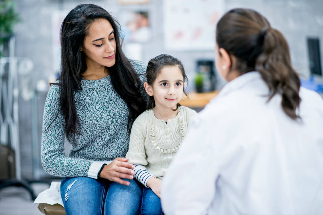 Geht es um tabuisierte Gesundheitsprobleme, fällt die Kommunikation unter Gleichgeschlechtlichen oft leichter. / Foto: Getty Images/FatCamera