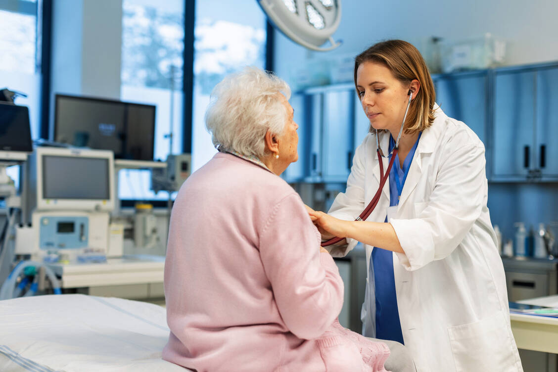 Frauen mit Herzinfarkt erhalten oft zunächst eine nicht kardiologische Fehldiagnose.  / © Getty Images/Halfpoint Images