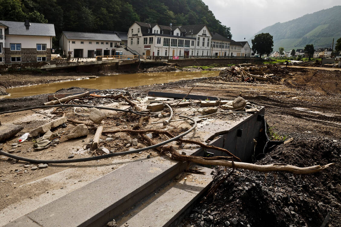 Zerstörte Infrastruktur an der Ahr an der Rotweinstraße im Jahr 2021. / © imago images/blickwinkel