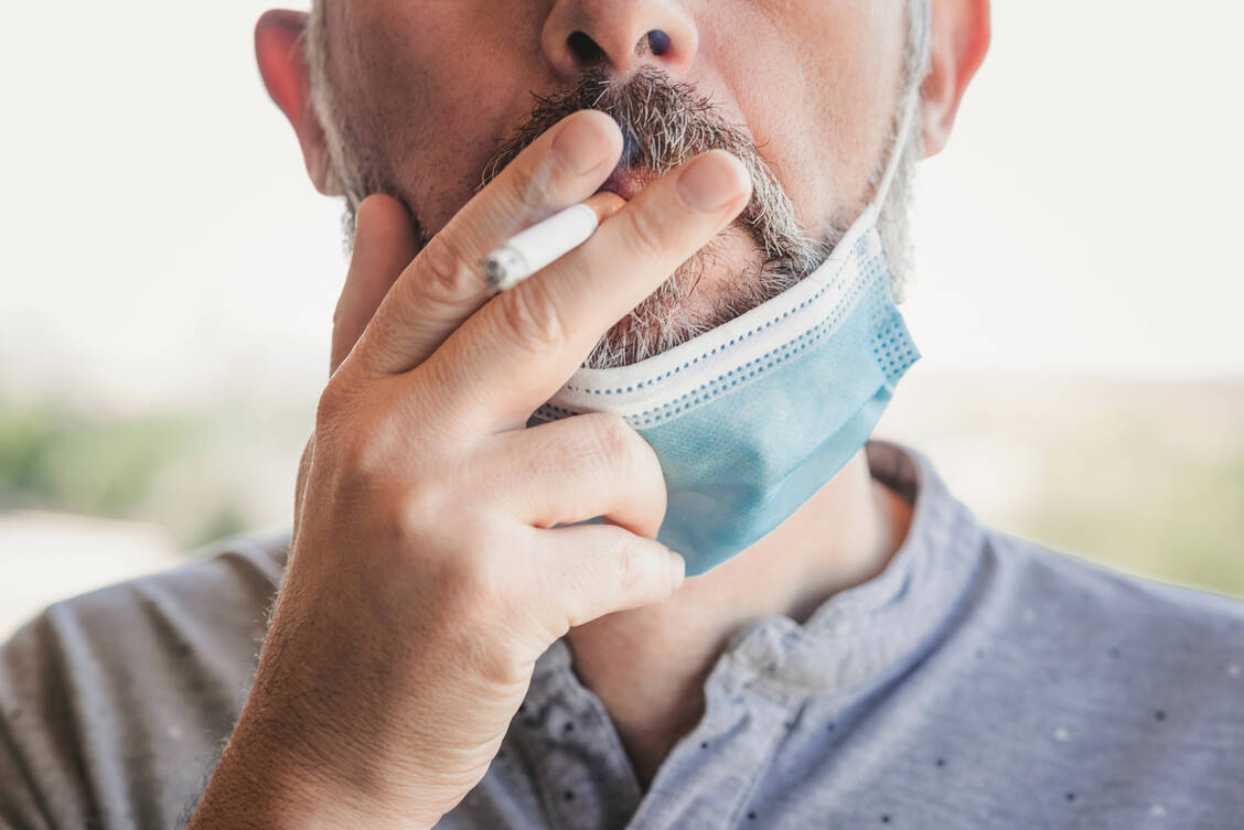 Rauchen ist immer eine schlechte Idee für die Gesundheit – erst recht in Corona-Zeiten. / Foto: Getty Images/Esther Moreno