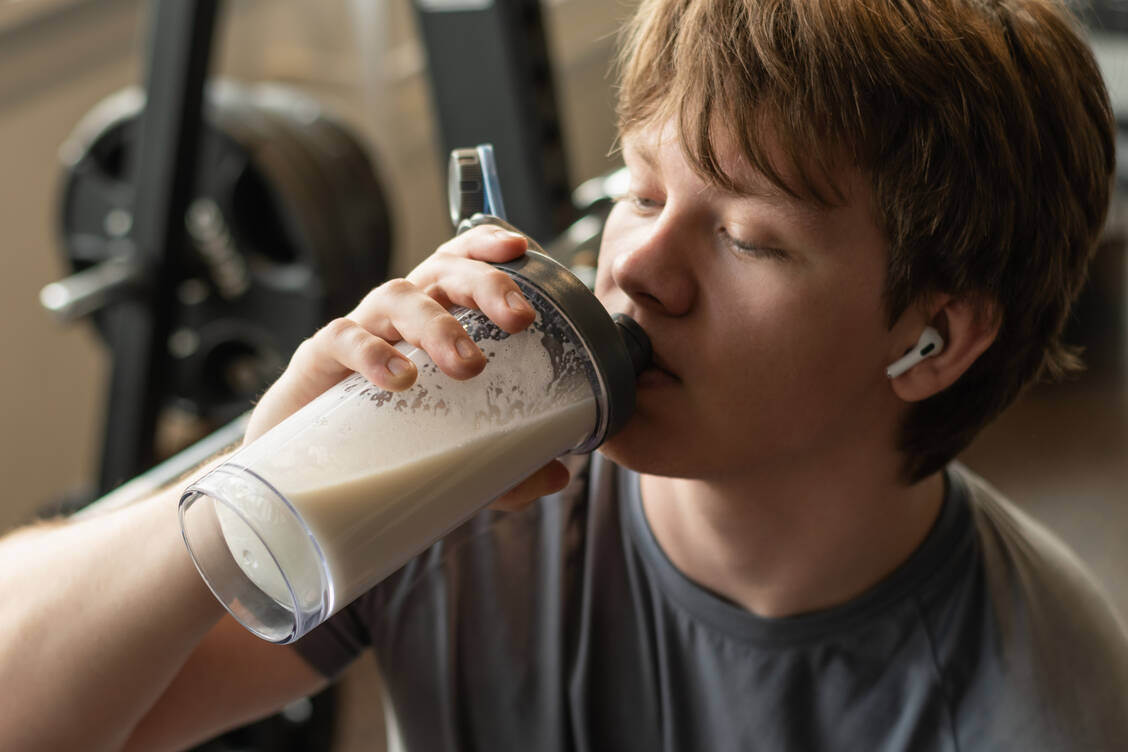 Proteinsupplemente sind bei Jugendlichen, vor allem bei Fitnessstudio-Besuchern, sehr beliebt. / © Getty Images/Svetlana-Cherruty
