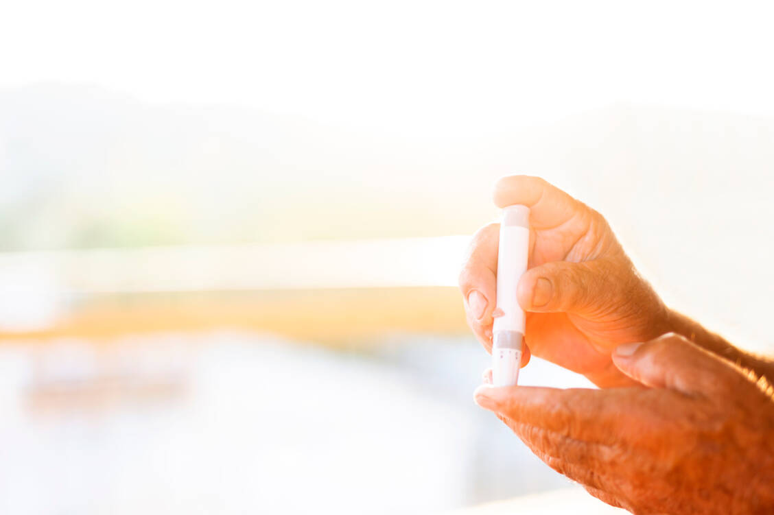 Diabetiker steuern einen überproportional großen Anteil an der Gesundheitslast des Klimawandels bei, da sie wegen ihrer eingeschränkten Fähigkeit zur Wärmeregulation eine signifikant erhöhte Hitzemorbidität und Mortalität aufweisen. / Foto: Getty Images/gece33