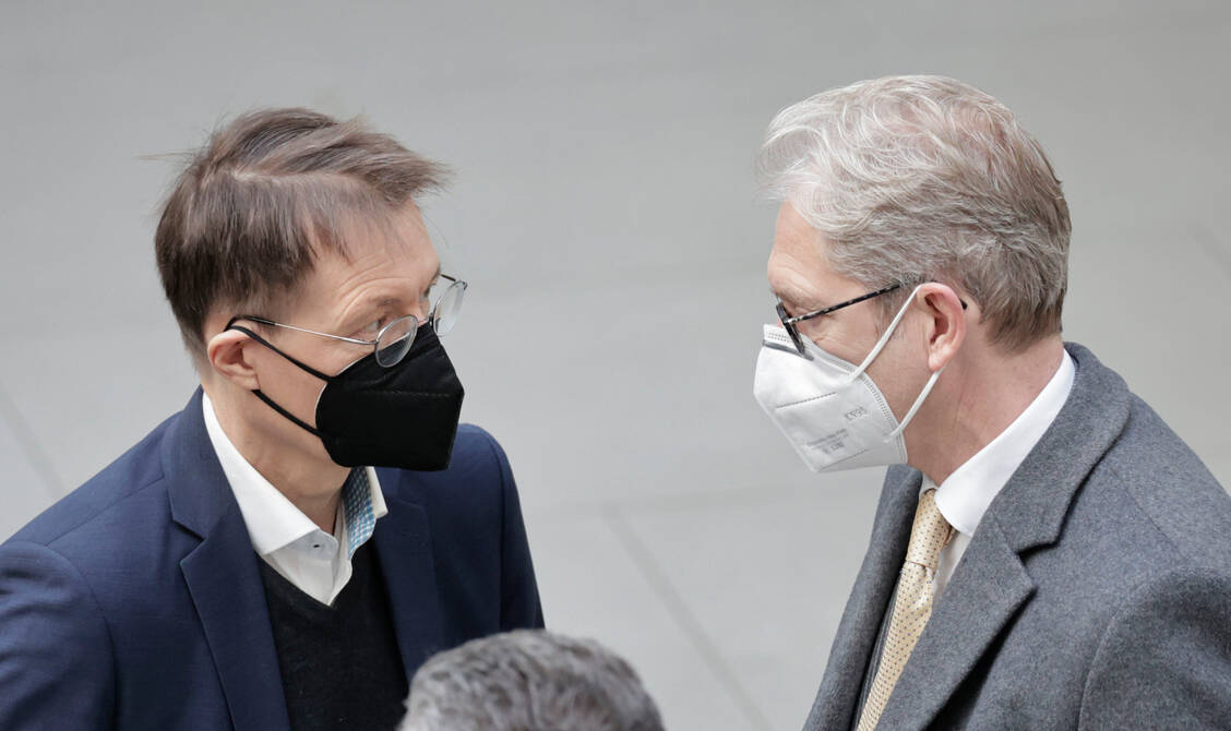 Bundesgesundheitsminister Karl Lauterbach (SPD) und KBV-Vorstand Andreas Gassen haben sich auf eine Verfahrensweise bei der Abrechnung der Bürgertests geeinigt. / Foto: picture alliance / SZ Photo