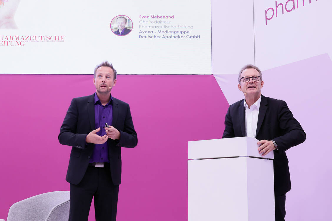 Sven Siebenand (links) und Dr. Manfred Schubert-Zsilavecz (rechts) stellten auf der Expopharm die neuesten Arzneistoffinnovationen vor. / Foto: PZ/Alois Müller