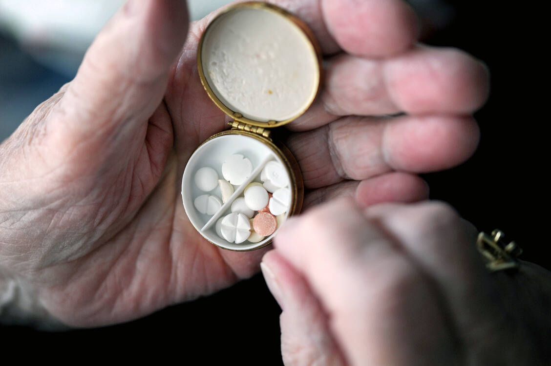 Weniger Tabletten einzunehmen, fänden die meisten älteren Patienten gut, wenn ihnen der Arzt vorher versichert, dass es möglich ist. / Foto: picture alliance/reality