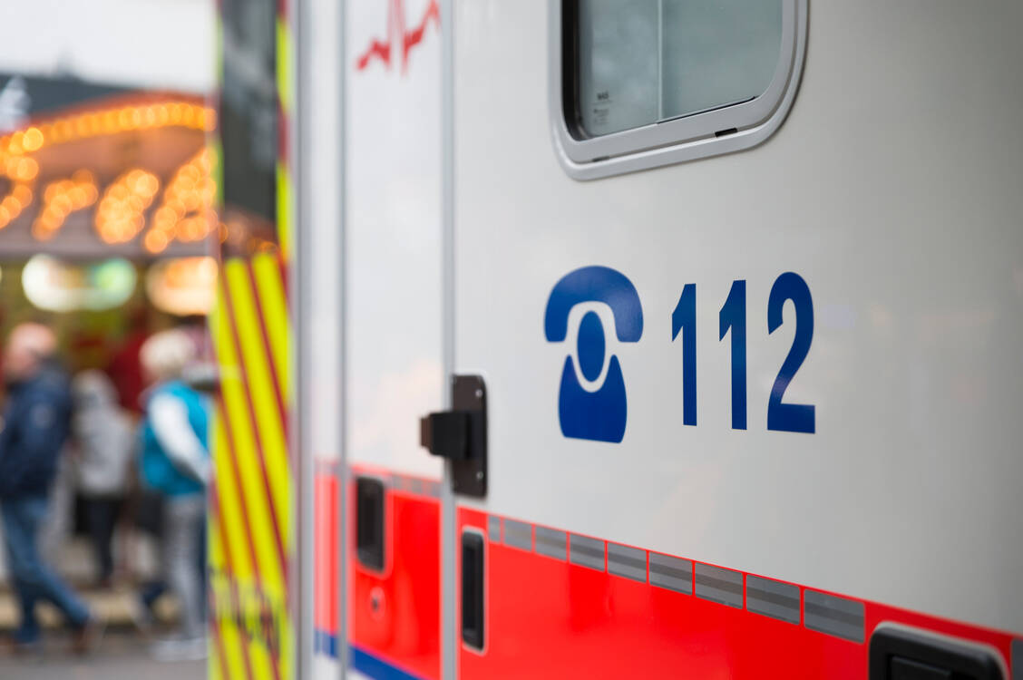 Liegt möglicherweise ein Schlaganfall vor, sollte sofort der Rettungsdienst gerufen werden. Jede Minute zählt.  / Foto: Getty Images/	Westend61