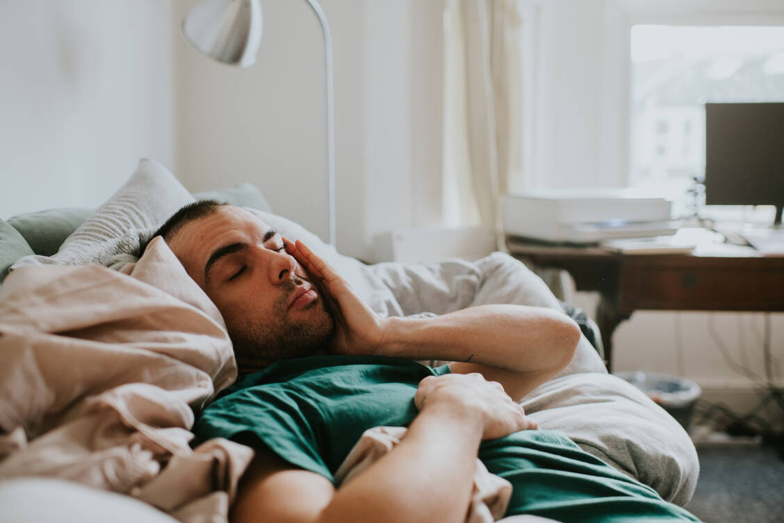 Long Covid gilt als komplexe Erkrankung, deren Mechanismen noch nicht aufgeklärt sind. Das macht die Entwicklung spezifischer Therapien schwierig. Im Vordergrund steht oft dauerhafte Erschöpfung. / Foto: Getty Images/Catherine Falls Commercial
