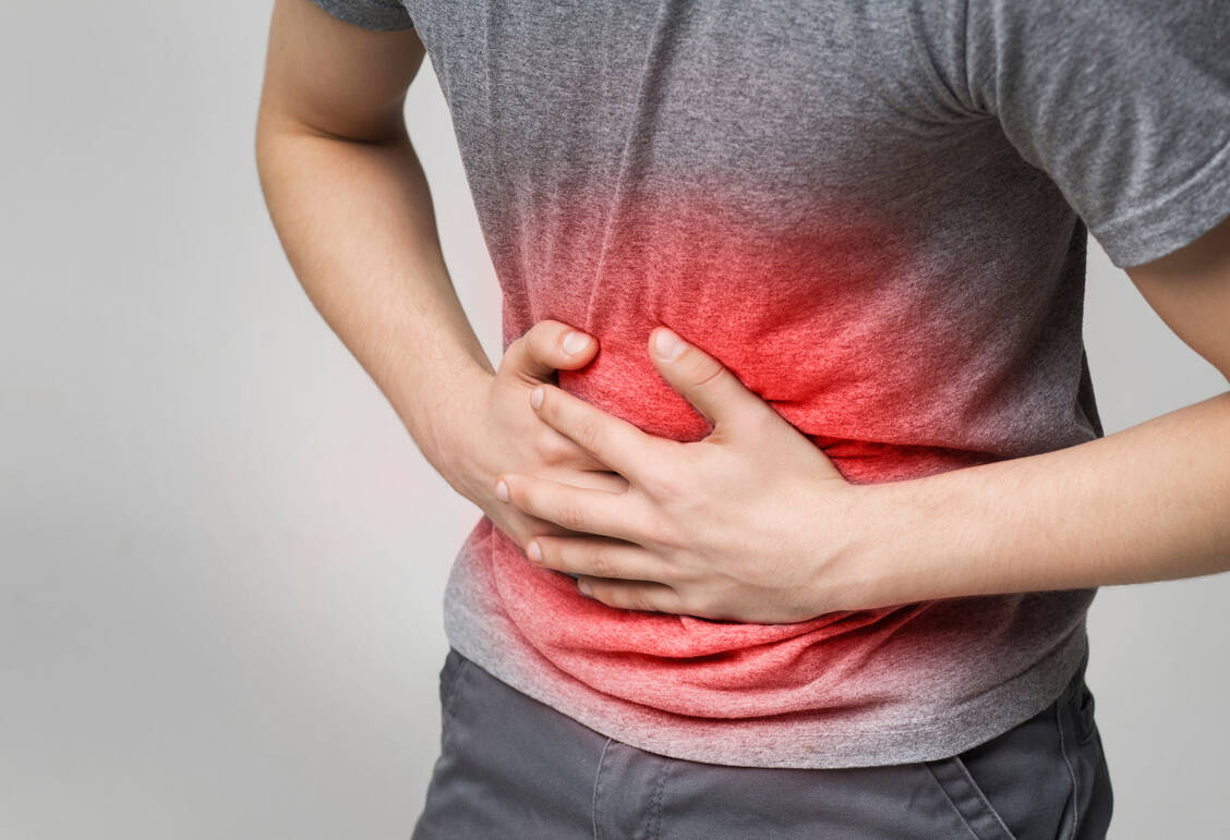 Colitis ulcerosa gehört zu den chronisch-entzündlichen Darmerkrankungen. Häufige Beschwerden sind Bauchschmerzen und Durchfall. / Foto: Adobe Stock/Prostock-studio