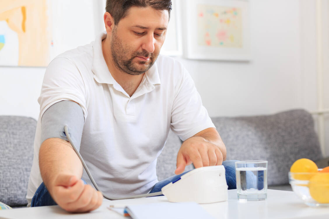 Bluthochdruck bedeutet Dauerstress für die Blutgefäße. Um damit zurechtzukommen, brauchen sie laut jüngsten Studienergebnissen das Proteinpaar YAP/TAZ. / Foto: Adobe Stock/cherryandbees