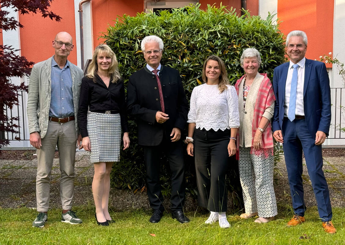 Der neu gewählte Vorstand (von links): Dr. Christoph Sturm, Susanne Zieglwallner, Thomas Benkert, Alexandra Enter, Brigitte M. Gensthaler und Dr. Hans-Peter Hubmann (nicht im Bild: Max Lernbecher) / Foto: Apotheker Helfen/Lettmeier
