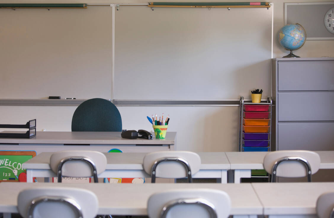 Maßnahmen zur sozialen Distanzierungen, wie etwa Schulschließungen, zeigen laut Robert-Koch-Institut Wirkung. Wie lange sie noch beibehalten werden müssen, ist unklar / Foto: Getty Images/Mint Images