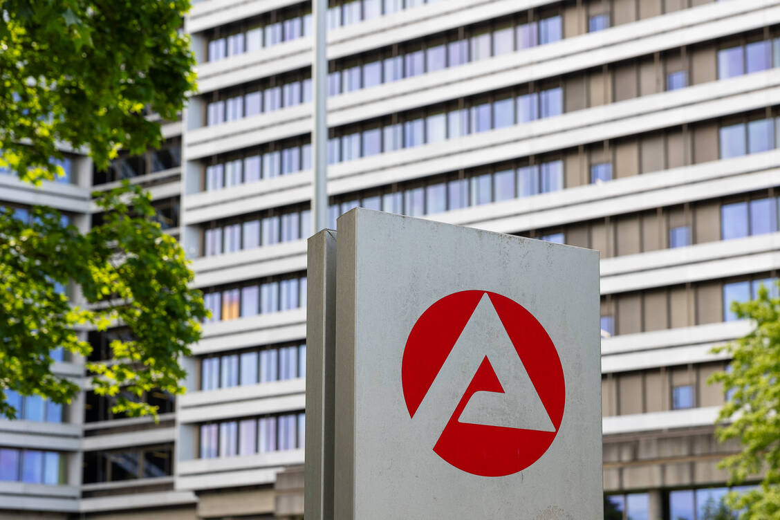 Die jährliche Engpassanalyse der Bundesagentur für Arbeit (BA) ergab, dass sich die Situation bei PTA leicht erholt hat. Die Situation bleibe dennoch angespannt, so die Apothekengewerkschaft Adexa. / © IMAGO/Ardan Fuessmann